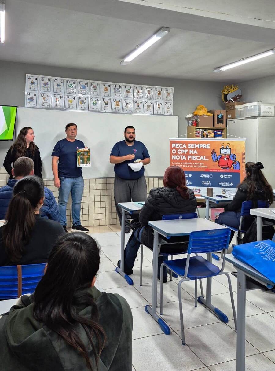 alunos-da-eja-e-dos-cursos-de-qualificacao-recebem-acao-de-educacao-fiscal